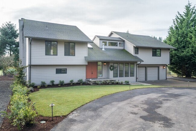 Building Photo - Escape to the Country, Spacious Contemporary in Wilsonville with Shop
