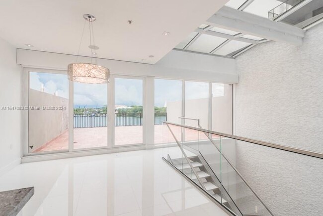 Building Photo - 1000 Venetian Way