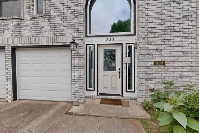 Building Photo - 233 Brittany Ct