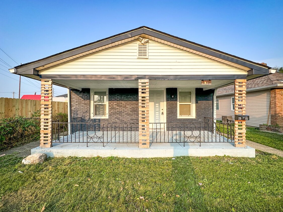 Primary Photo - 2045 N Parker