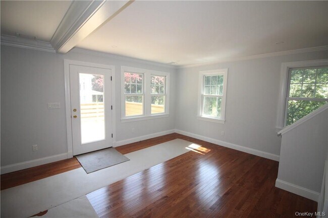 Foto del edificio - 691 Long Pond Rd