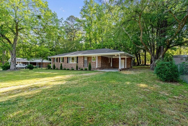 Building Photo - AVAILABLE NOW!! 4 bedroom Brick Ranch Style Home