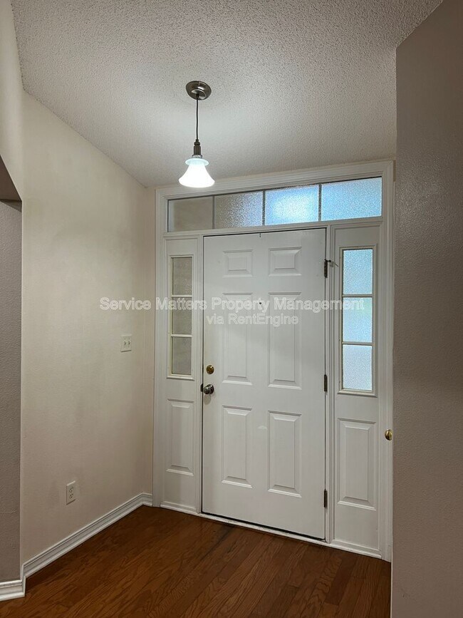 Foto del edificio - 6875 Cedar Ridge Cir