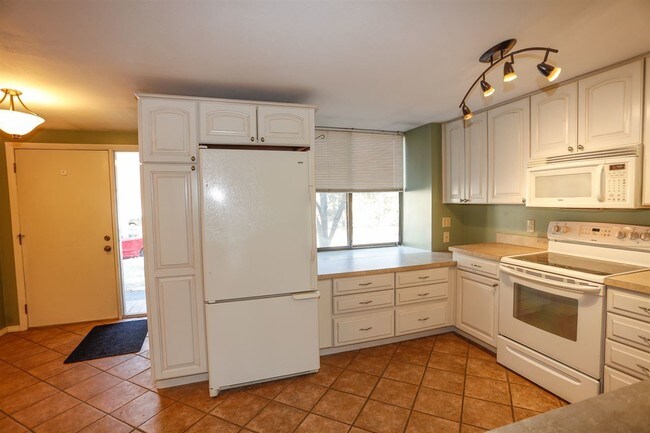 Building Photo - 15 Ascot Ct