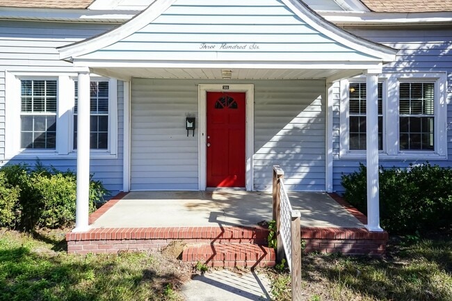 Foto del edificio - Four Bedroom Home!