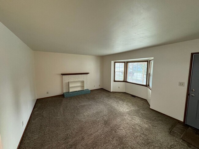 Building Photo - Available Now! 3 bedroom ~1.5 bath house i...