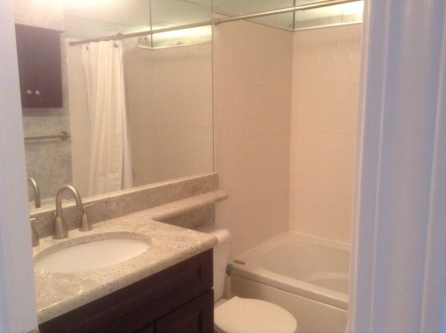 upstairs full bath - 1470 Maryland Club Dr