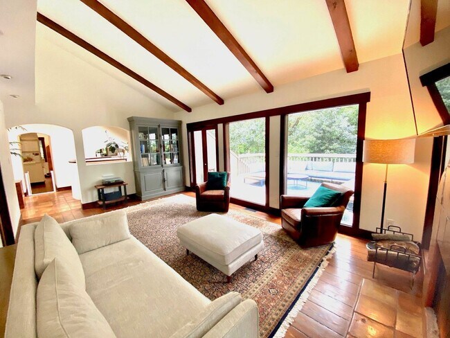 Foto del edificio - Beautiful 5 Bedroom Mill Valley Home Close...