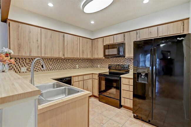 Foto del edificio - 2611 Grants Lake Blvd