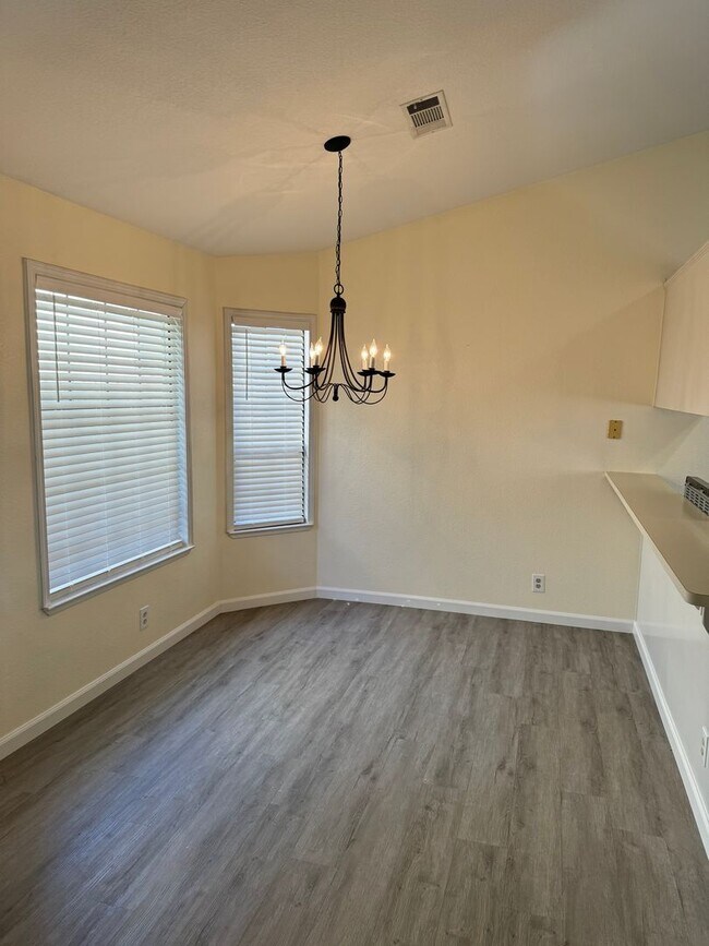 Foto del edificio - NICE SINGLE STORY HOME IN ROSEVILLE