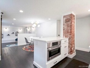 Building Photo - 736 York St