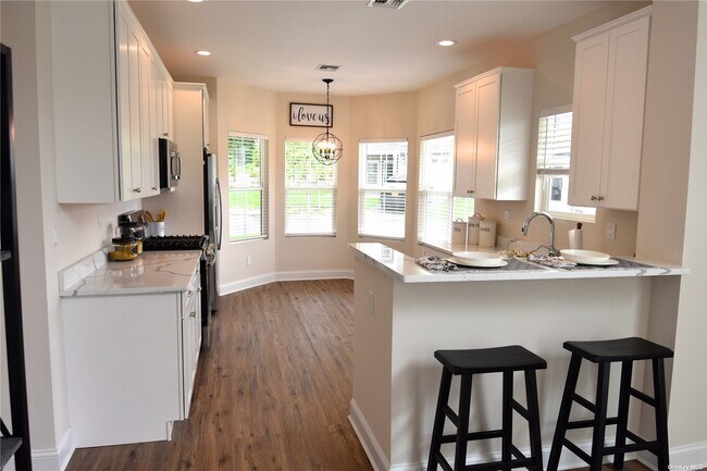 Building Photo - 2501 Adriana Way