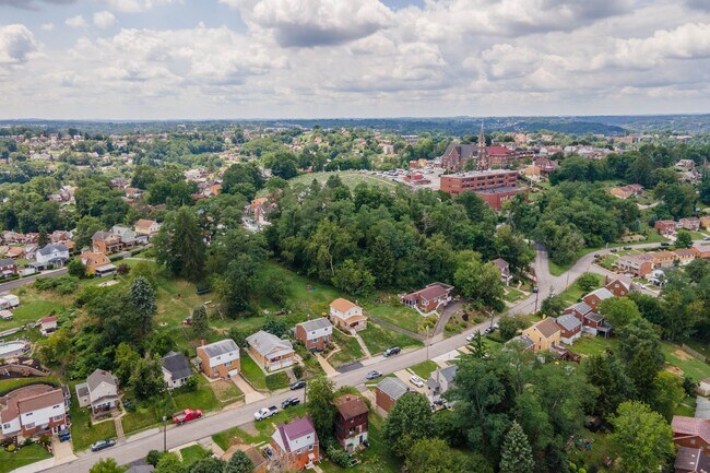 Building Photo - AVAILABLE SEPT 1ST!! GORGEOUS 3 BEDROOM IN...