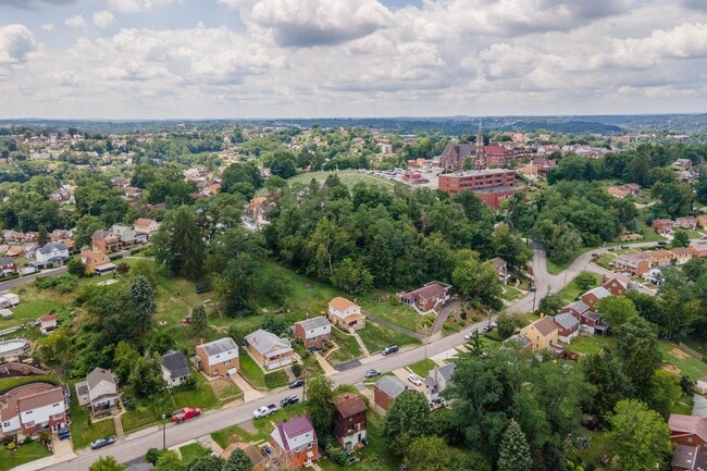 Building Photo - READY FOR MOVE IN! FANTASTIC 3-bedroom loc...