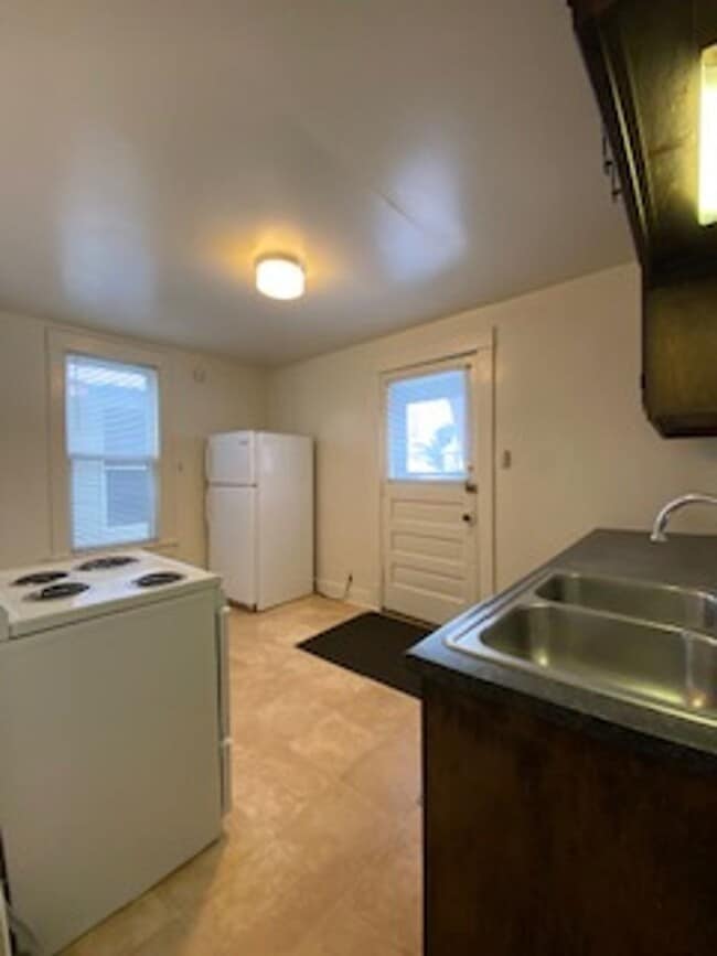 Building Photo - 3 Bedroom Duplex with Fenced in Yard and D...