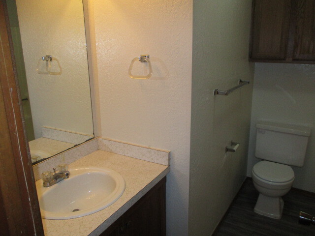 Foto del edificio - 716 Swan Lake Rd