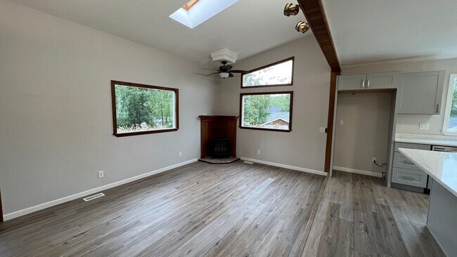 Building Photo - Eagle River (3) Bedroom Ranch + Mother-in-...