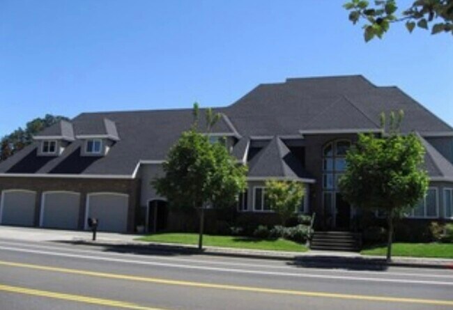 Building Photo - 4070 NE Fairview Lake Way