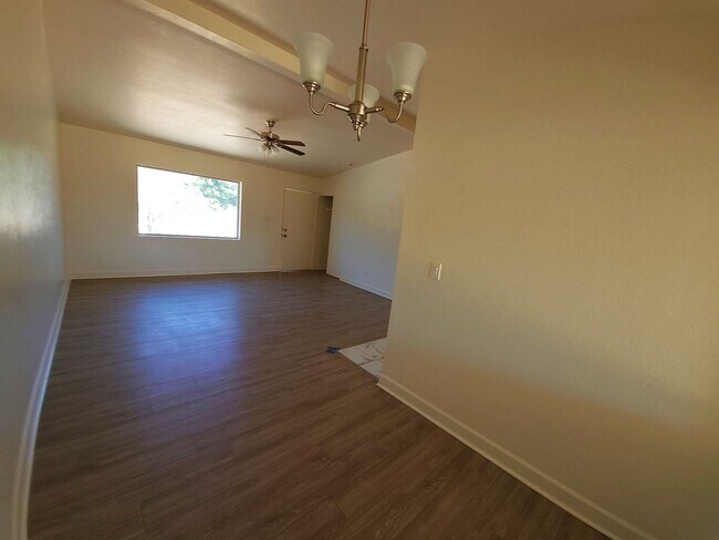 Foto del edificio - CUTE & AFFORDABLE HOME ON WEST SIDE!