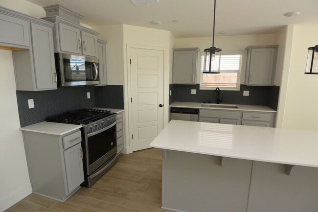 Foto del edificio - Almost Brand New 4 bedroom home in great South East Visalia neighborhood with Solar