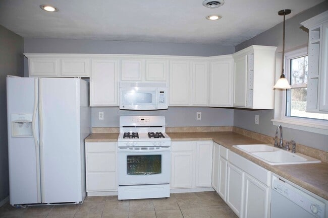 Building Photo - 3-Bedroom, 2-Bathroom Home in Central Spri...