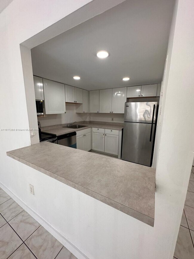 Foto del edificio - 16950 W Dixie Hwy