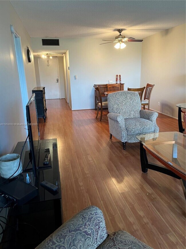 Building Photo - 2851 S Palm Aire Dr