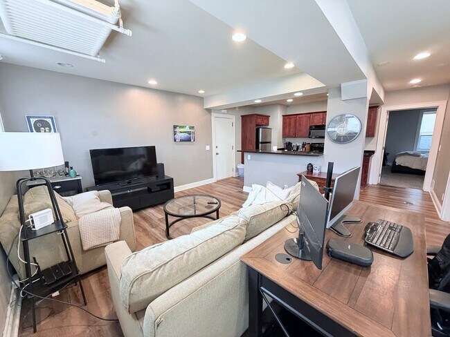 Foto del edificio - X-Large One Bedroom with Huge Kitchen, Bathroom, and Reserved Parking!!
