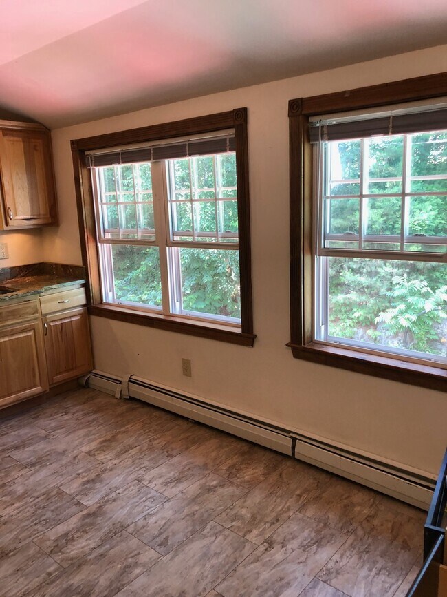 Foto del edificio - 686 Sebago Rd