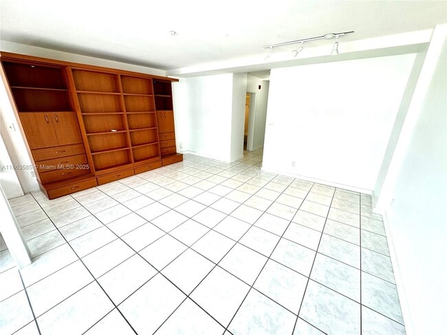 Building Photo - 1430 Brickell Bay Dr