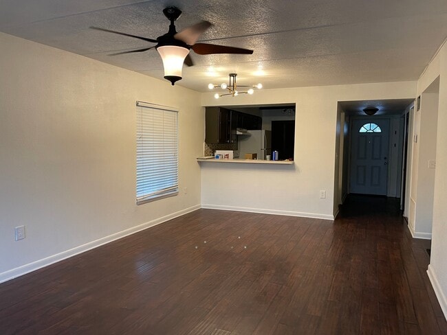 Foto del edificio - 4410 White Pine Ave