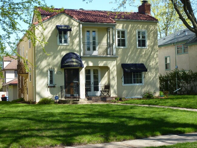 Building Photo - 2915 Sunset Blvd