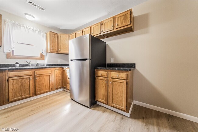 Building Photo - 8122 Brookside Dr