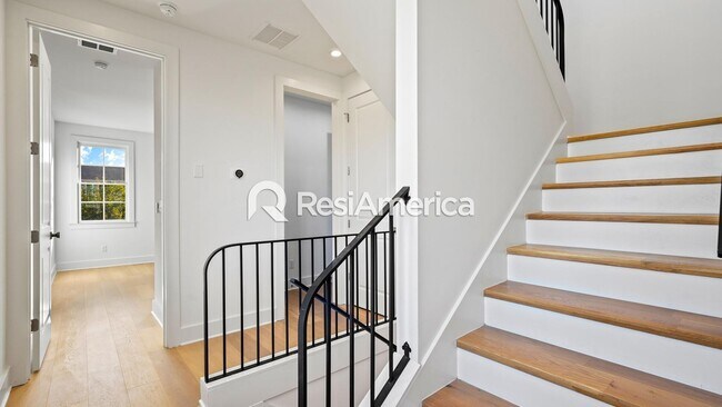 Building Photo - 2024 Construction - Modern 4 bedroom home in Downtown Memphis!!