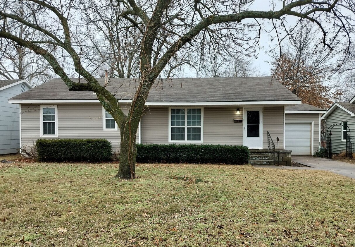 3 bedroom 1 bath house with garage and cen... - 3 bedroom 1 bath house with garage and cen...