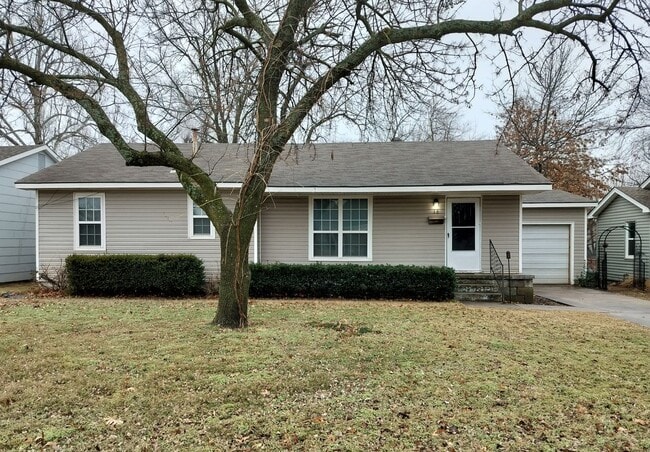 3 bedroom 1 bath house with garage and cen... - 3 bedroom 1 bath house with garage and cen...