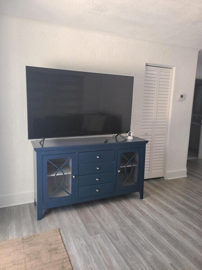 Building Photo - 515 49th St