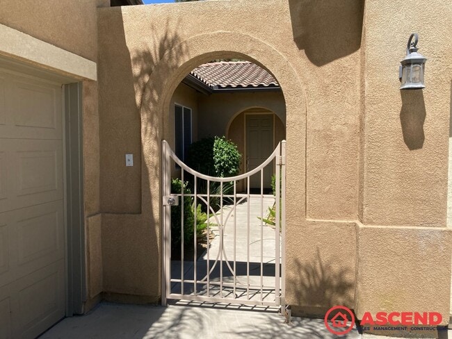 Building Photo - Amazing Home Located in Gated Community!