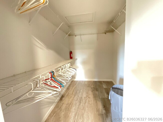 Building Photo - 5574 Royal Lake Cir