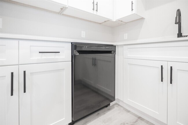 Foto del edificio - 2101 Reinke Rd