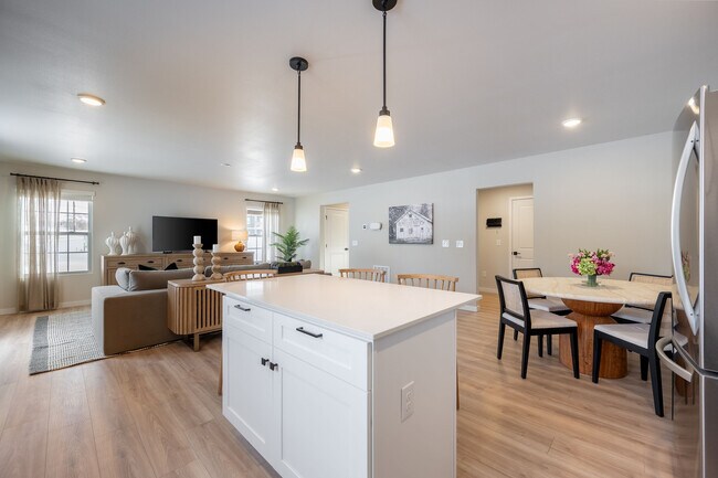 Esta moderna cocina combina acabados elegantes con un amplio espacio para cocinar, tomar algo y reunirse. - Liv East Bay