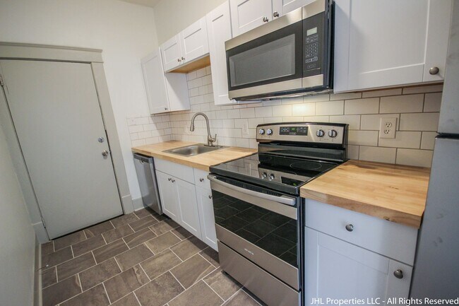 Foto del edificio - Updated 2 Bedroom 1 Bathroom in Downtown C...