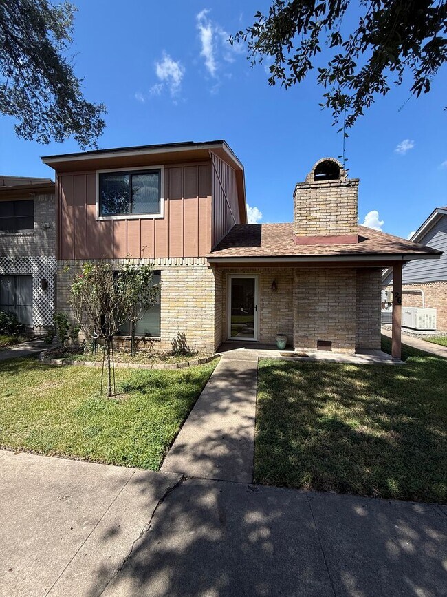 Foto del edificio - Spacious townhome in a private community