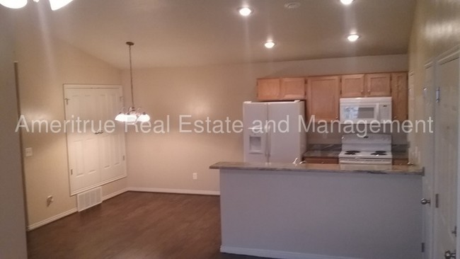 Building Photo - Beautiful Camelot Condo