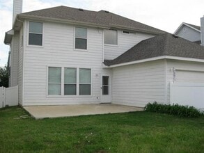 Building Photo - 10013 Lakeview Dr