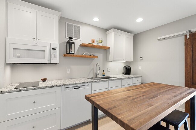 Foto del edificio - Fully Furnished ADU in Valley West