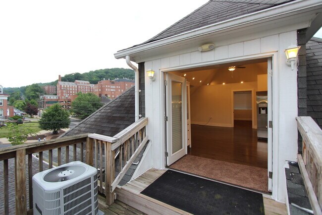 Foto del edificio - 611 Blackburn Rd