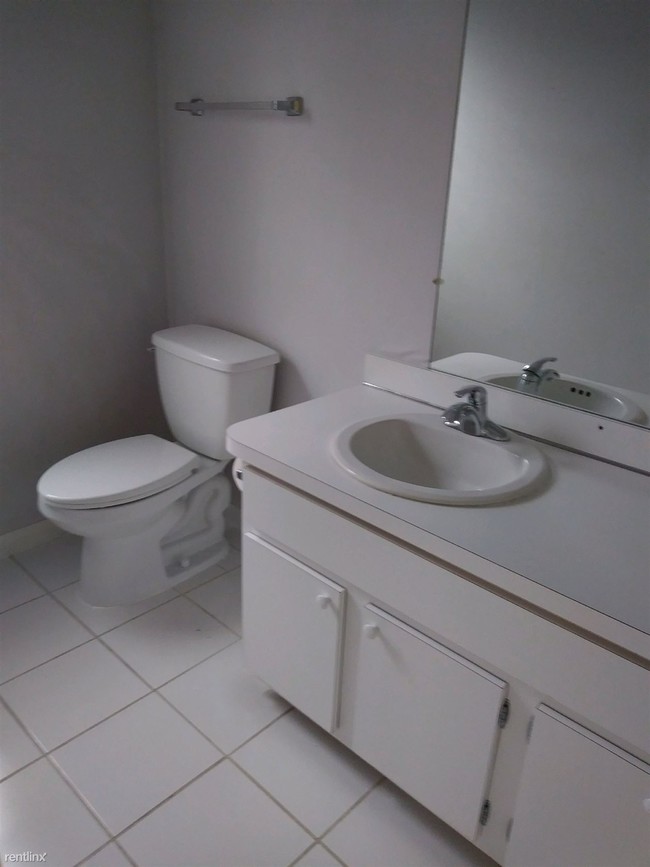 Building Photo - 2 br, 1.5 bath  - 19691 Raleigh Cir S