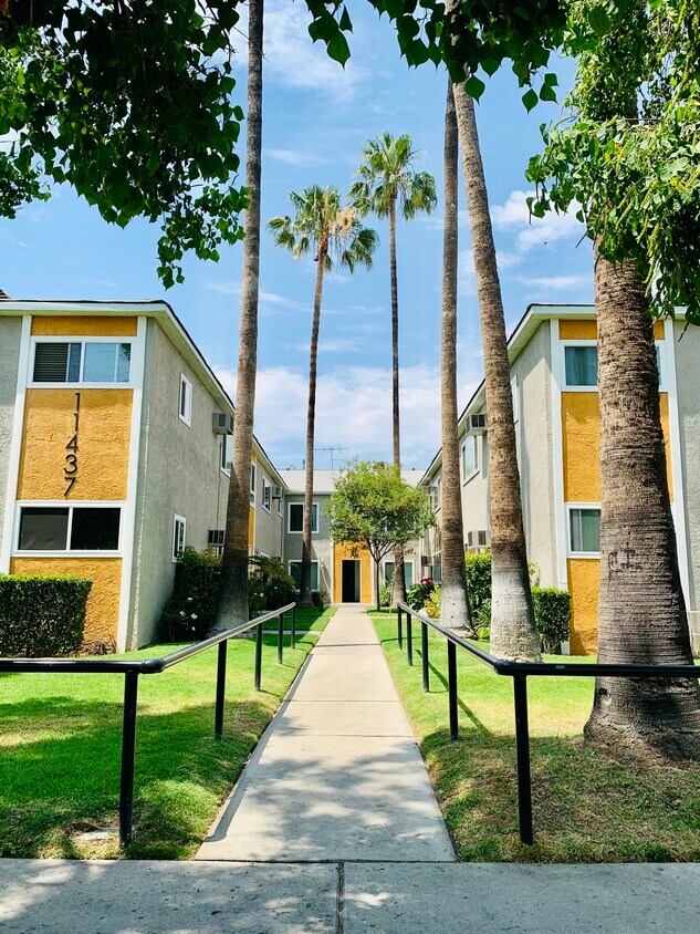 Primary Photo - 11437 Oxnard St