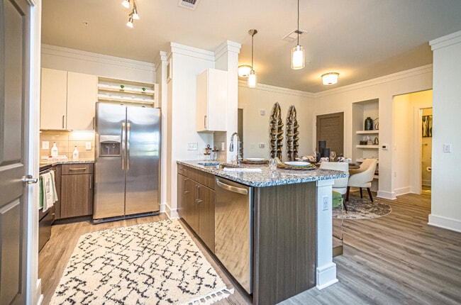 Cocina y sala de estar con suelo de superficie dura. - Avalon Frisco